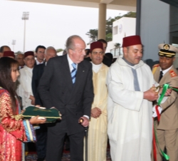 Su Majestad el Rey Mohamed VI en el momento de cortar la cinta inaugural de la exposición